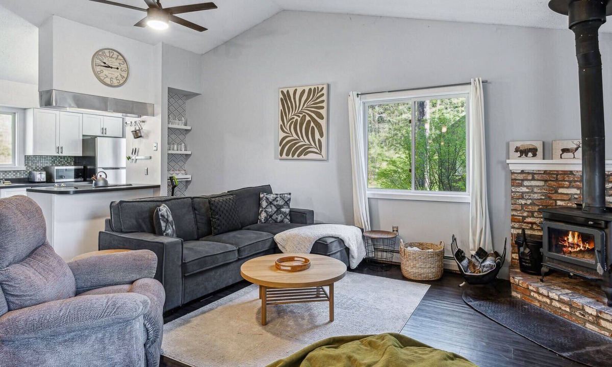 Quechee Condo | Saltbox-Style Condo, Steps from Simon Pearce