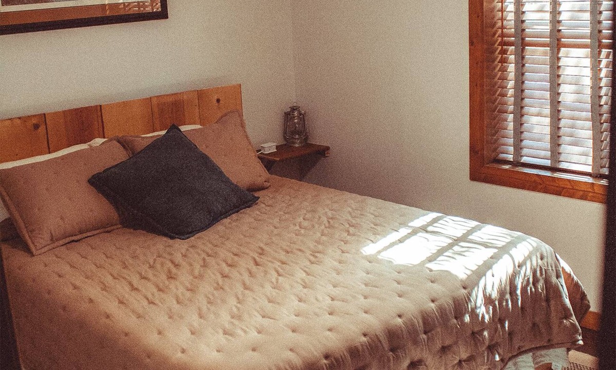 Piggott Cabin | Secluded Shop-House Retreat - Walk to Heritage Park!