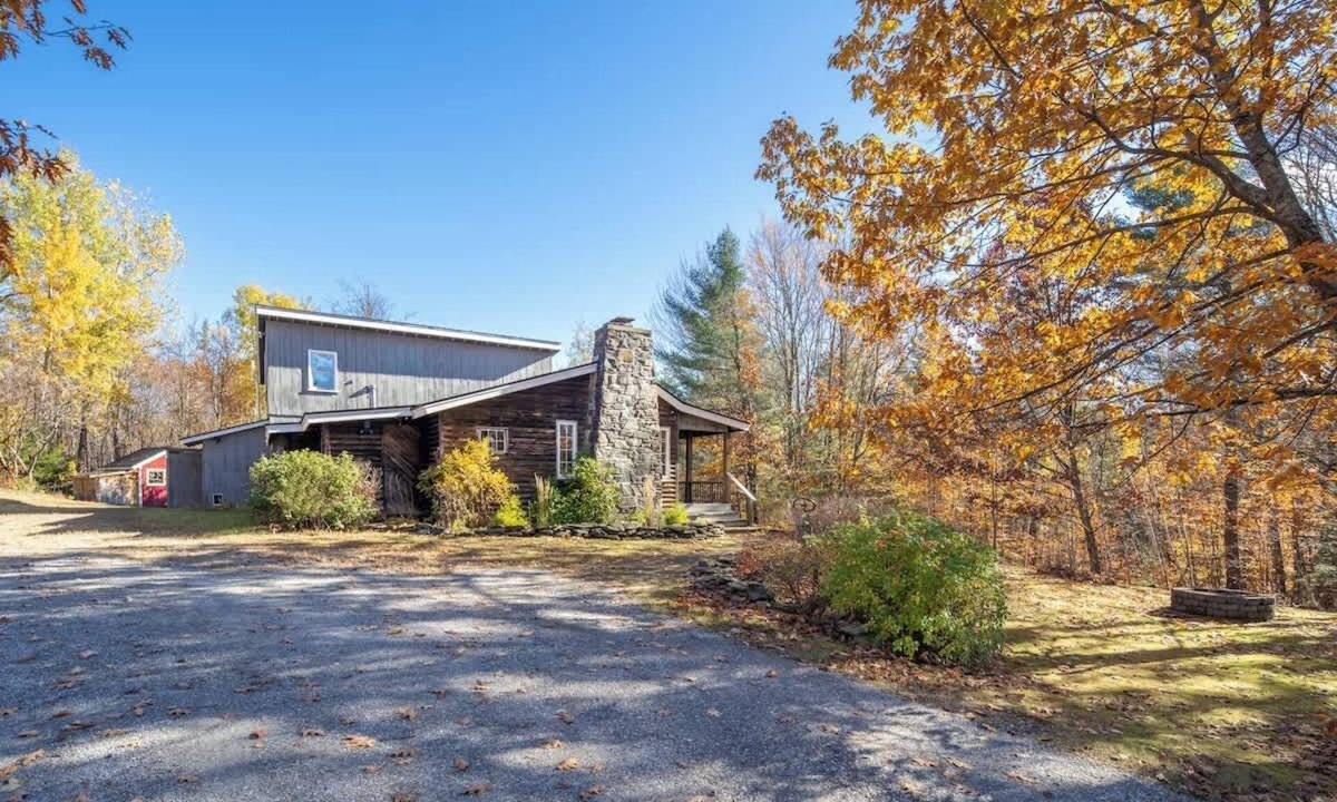 Wardsboro House | Snow Haus | Hot Tub & Bar | 10 Min to Mount Snow!