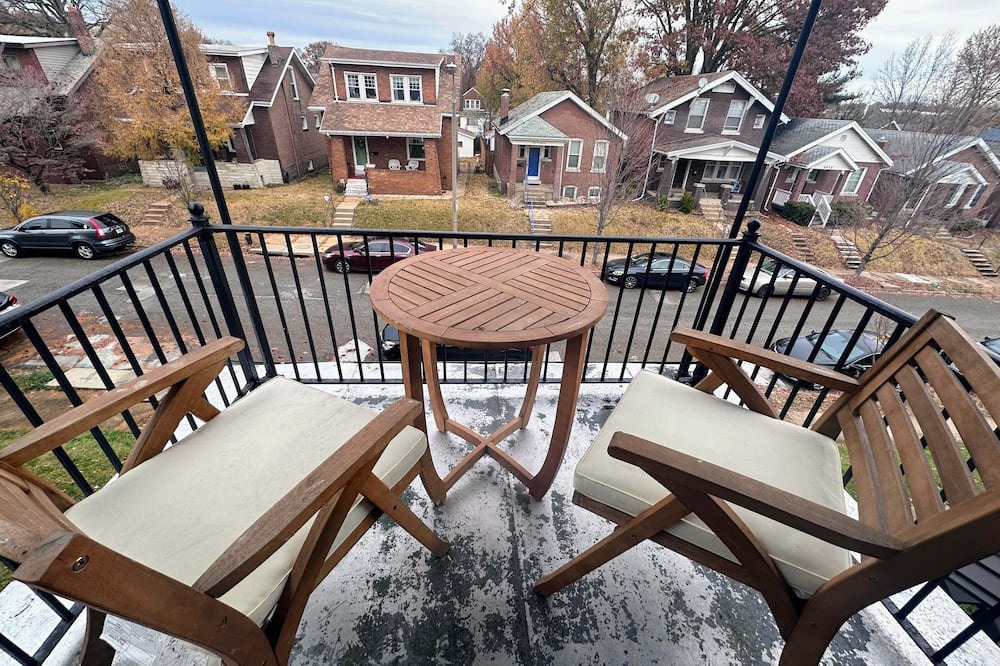 St. Louis Apartment | South Hampton Apartment w/Balcony by StayLage