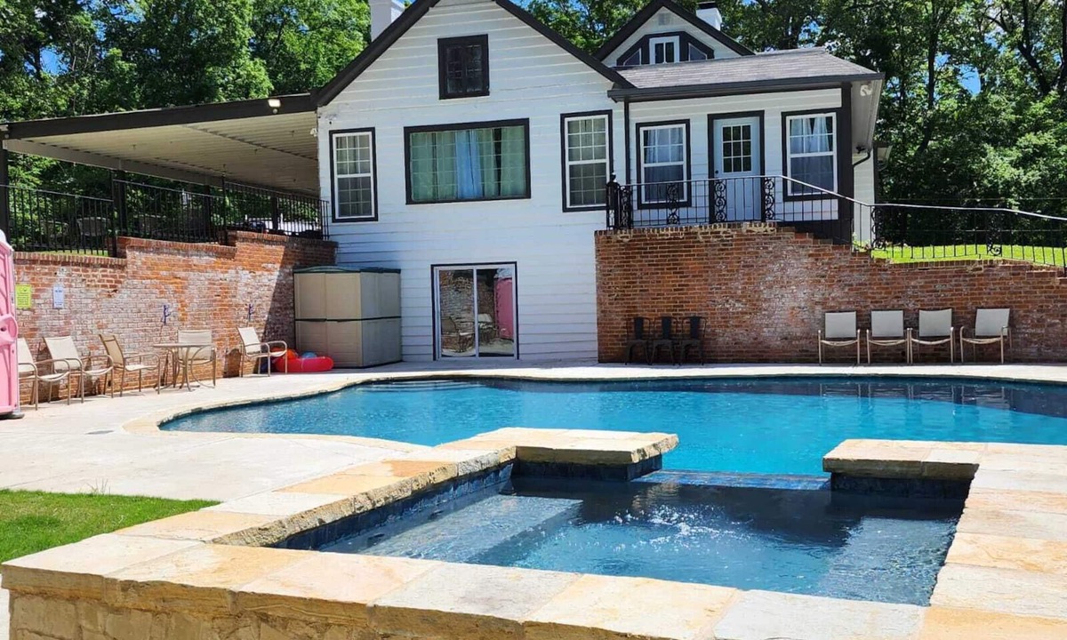 Raleigh House | Spacious 10-bedroom Compound with Pool, Hot tub and strong Wi-fi