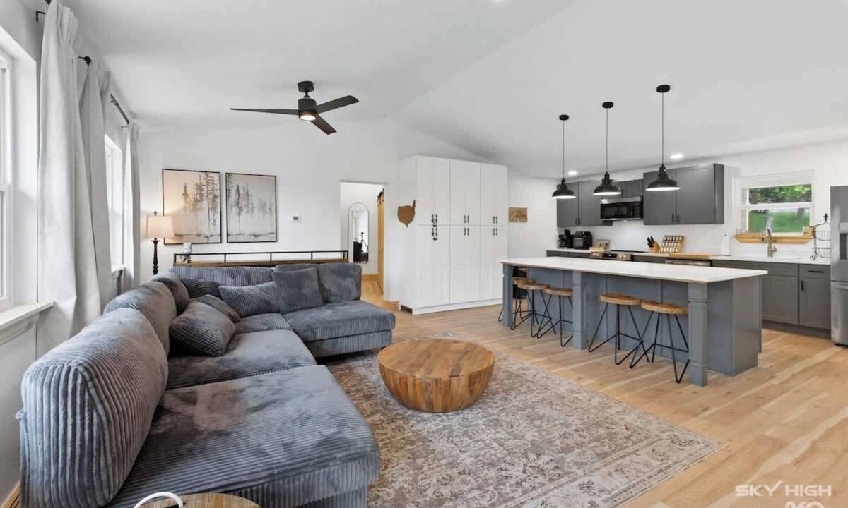 Holiday Island House | Spacious Home 5BR Near Marina&Eureka Fire Pit Deck