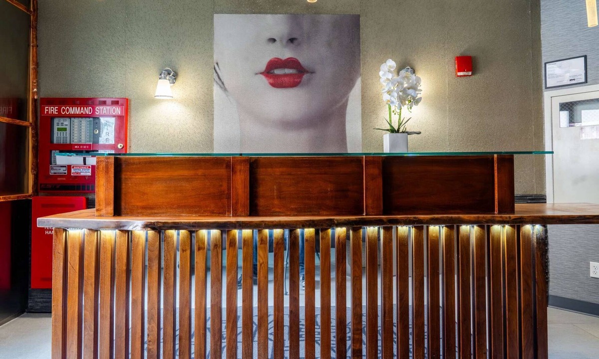 Williamsburg Hotel | Steps from Little Italy + Free Wi-Fi & Coffee Bar