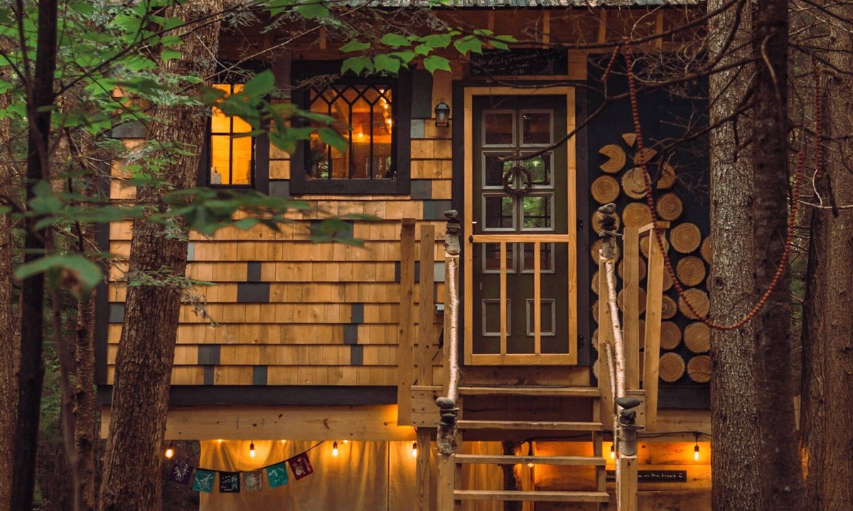 Hardwick House | Streamside treehouse in the Vermont forest with access to sauna