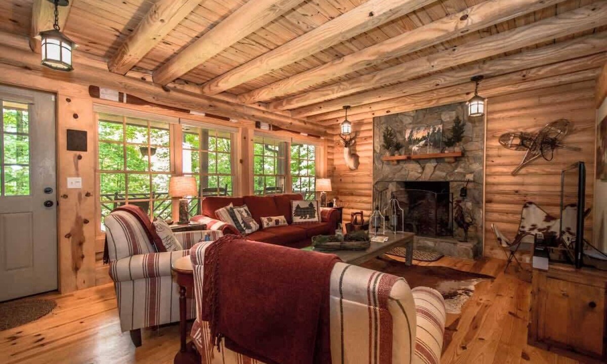 Zirconia House | Stylish 3BR Log Cabin w/Fire Pit | Near Trails | Free Tickets