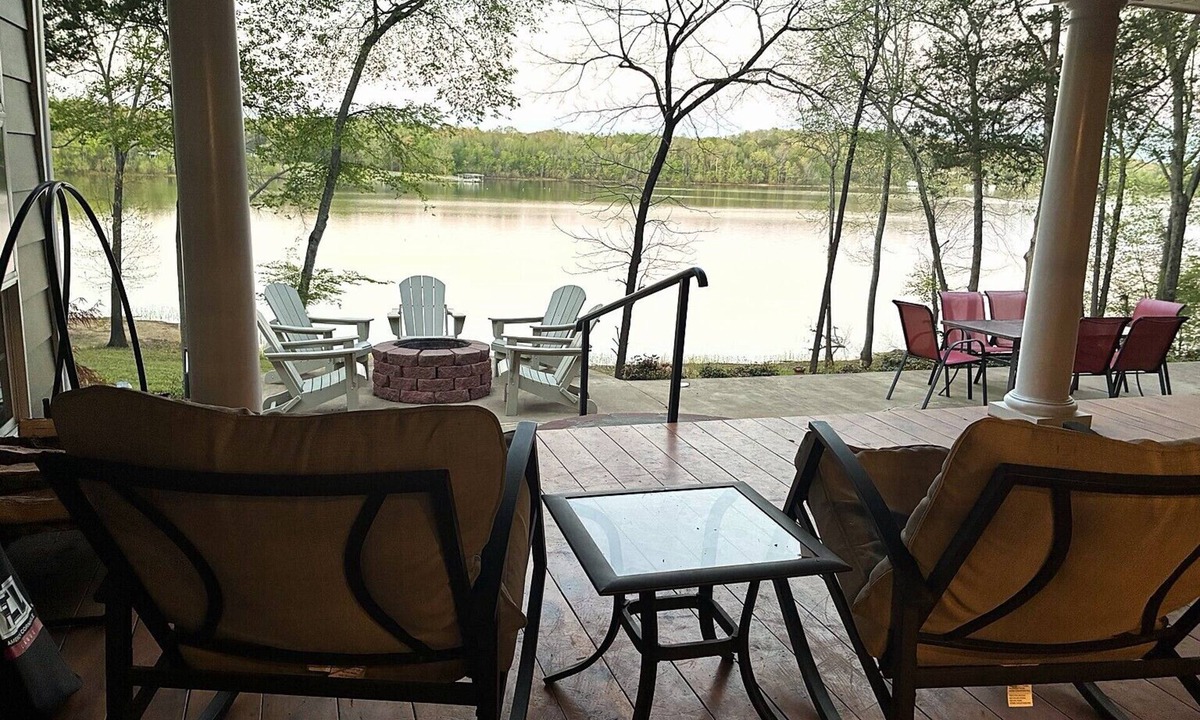 Parsons House | Tennessee River House - Kayaks, Fishing, Firepit, Sleeps 8 & Dog-Friendly