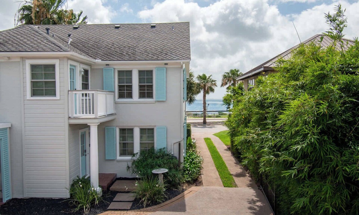 Del Mar House | The Bayside Loft on Ocean Drive Sleeps 4