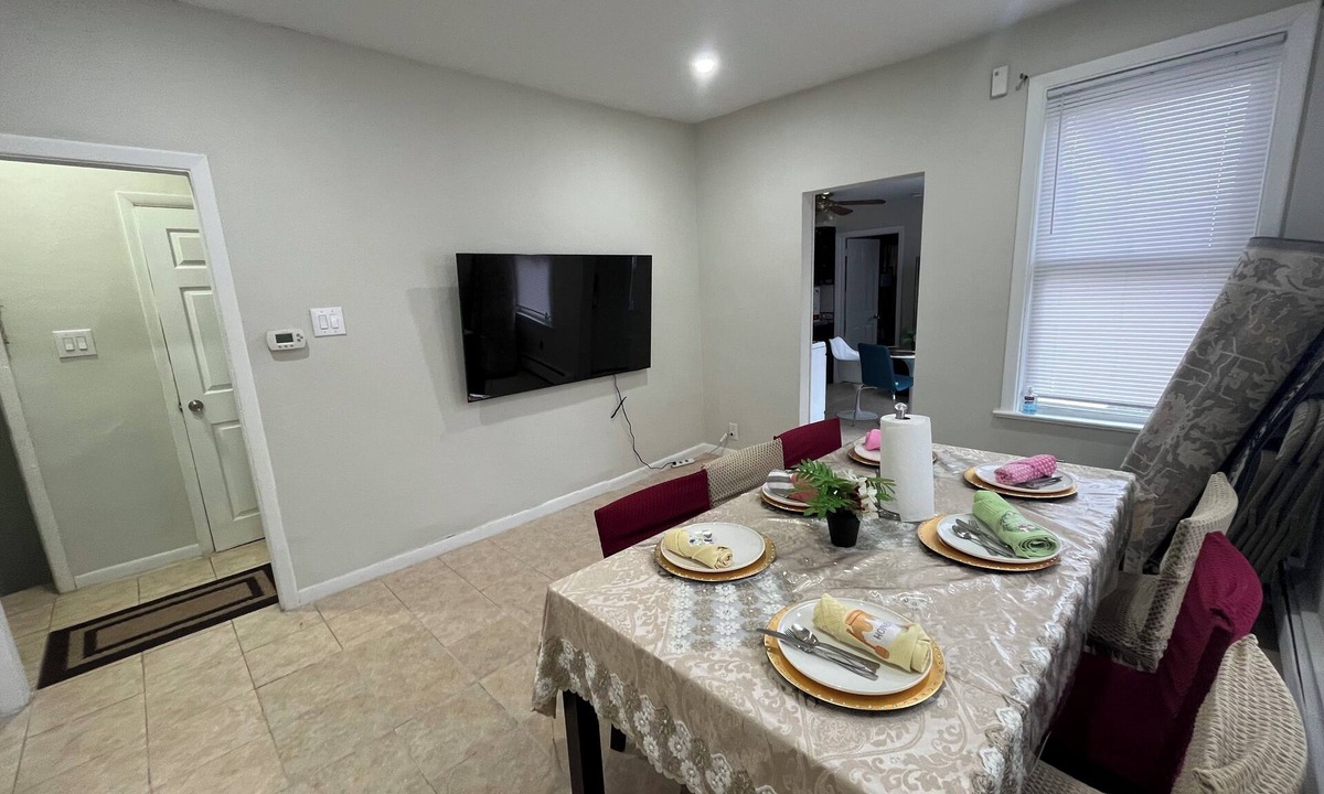 Bayonne House | The Evergreen: 14 guests 16-25 min from NYC