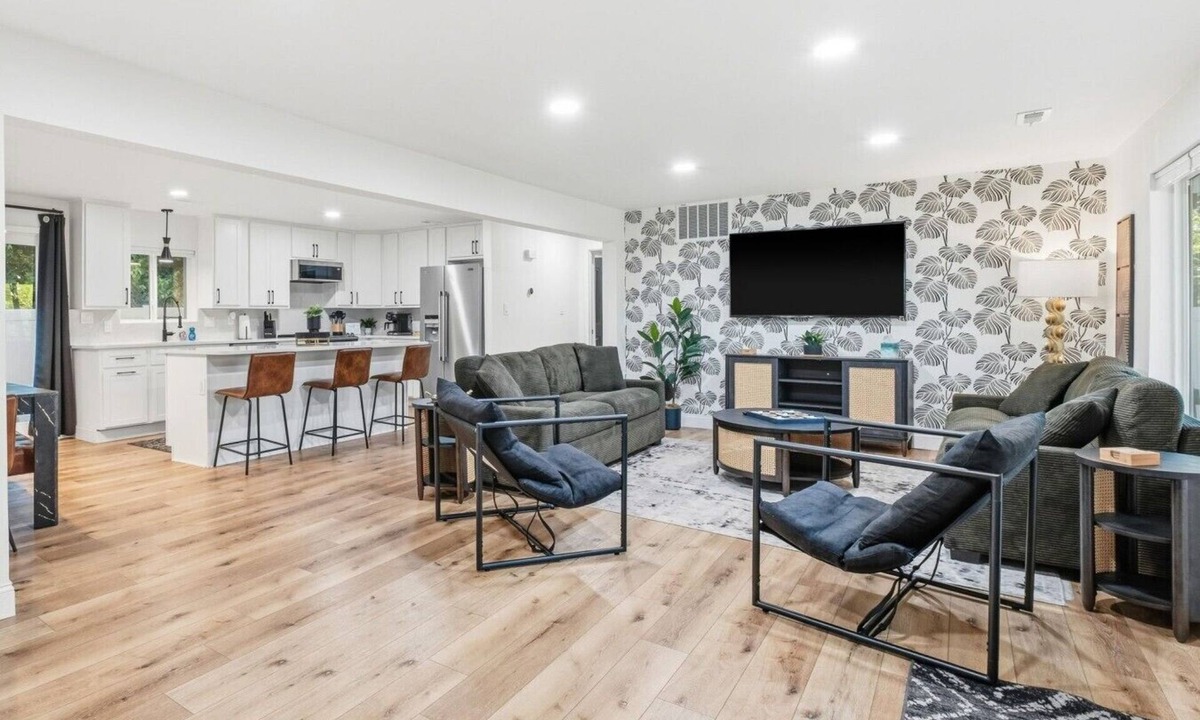 St. Charles House | The Getaway House | St Charles 4BR Sleeps 11 Game Room | Hot Tub | Mercer Stays