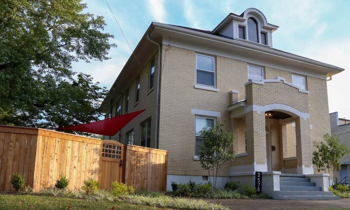 East Memphis House | The Memphis Abbey - Pool + Outdoor Kitchen + Fire Pit + 7BR