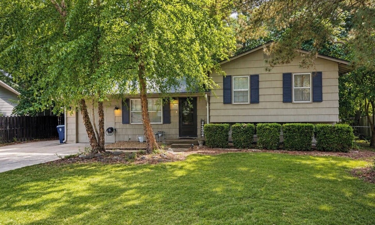 Parkville House | The Nest KC/Spacious 4BR/11 Min from Airport/Fire pit