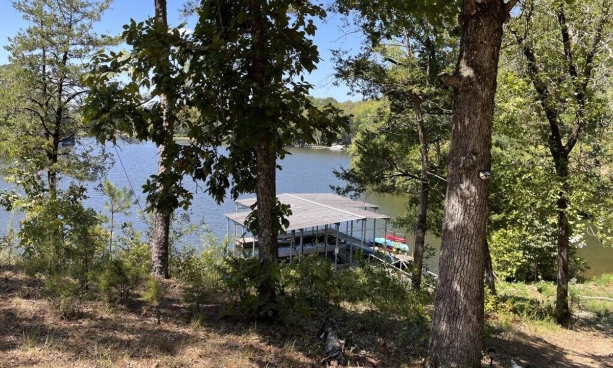Royal Cabin | The Walnut at Hamilton Cove ~ Cabin Nineteen ~ Pet friendly ~ Lakefront