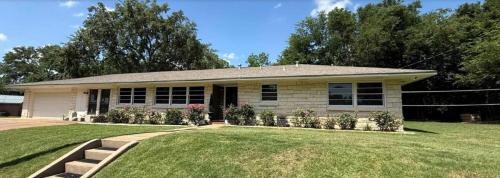 Jefferson House | This spacious 4-BDRM, 2-BA home is a western YeeHaw Haven