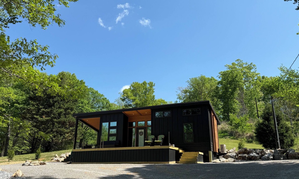 Cadiz Cottage | TJS Lake Getaway is a cozy and welcoming retreat within a mile from Lake Barkley