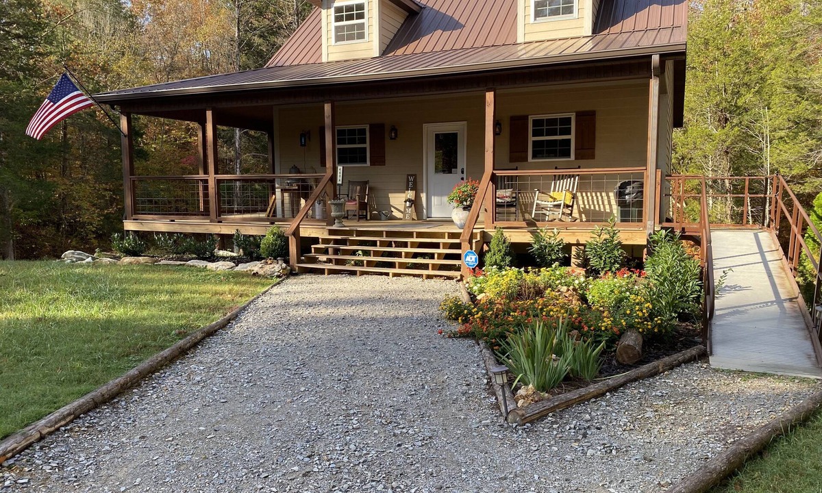 Linden Cabin | Touch of Heaven. Family friendly, Fishing, Nature galore! Maximum 6 guests.