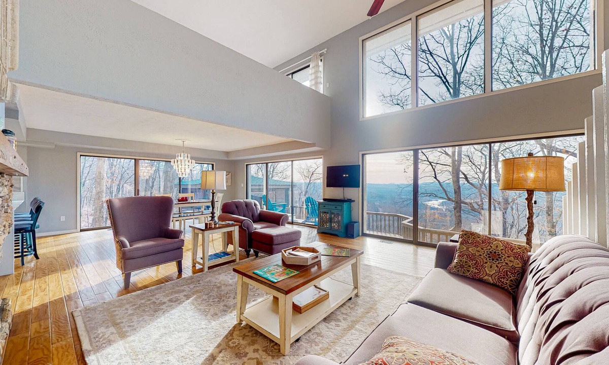 Holiday Island House | Tranquil mountain view retreat with central AC, washer/dryer & balcony