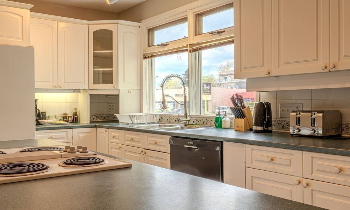 Crescent Heights House | *TransCanada* AC+3BR+3Sofa Bed upto 12 sleeps