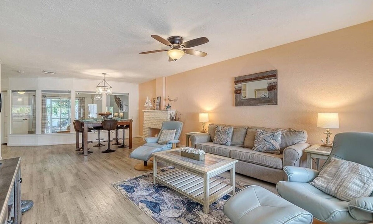 Laurel Park Villa | Tropical Heart Villa is walking distance to Downtown and a 5 min drive to Beach!