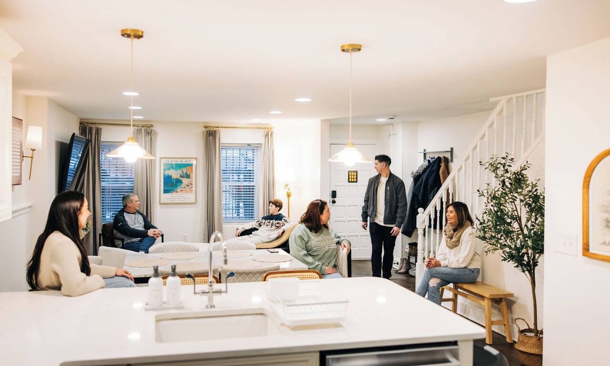 Historic Downtown Apartment | True 2bed/3bath - 20 mins to NYC + MetLife! Luxury Brownstone