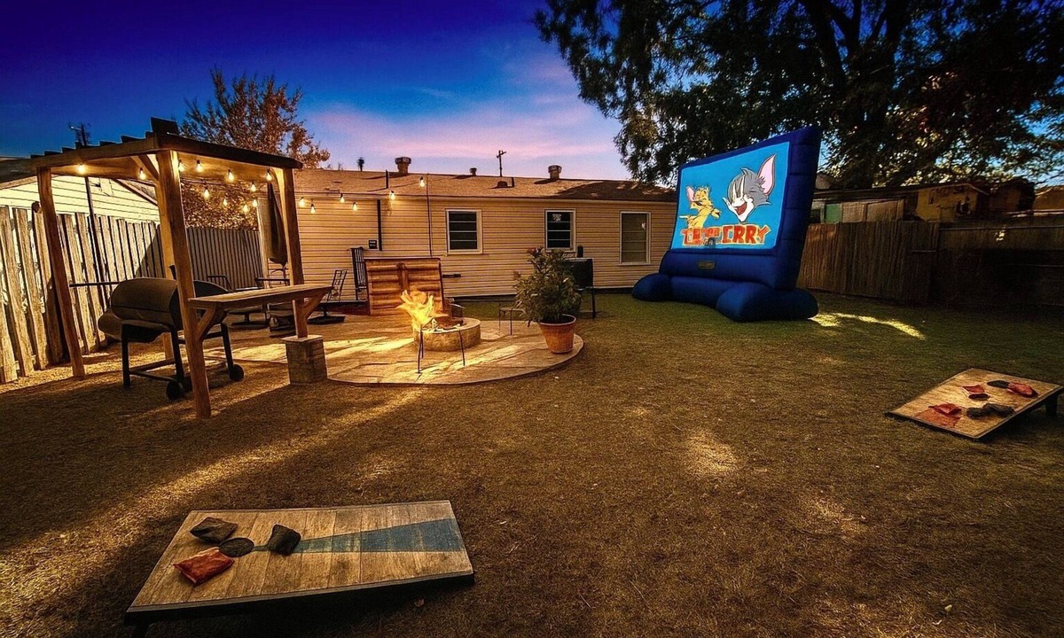 Fort Smith House | Very cute 3 bedroom house, BBQ, fire pit, outdoor movie, pizza oven, gated