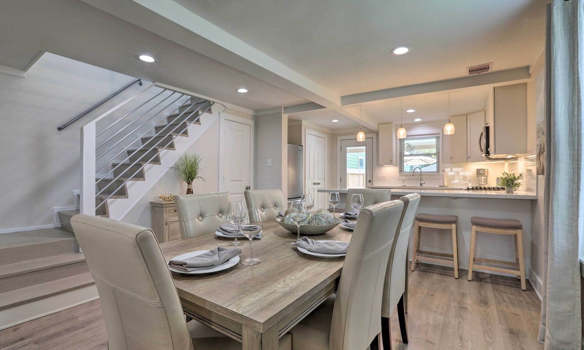 San Jacinto Cottage | Walk to Beach: Home in Galveston!