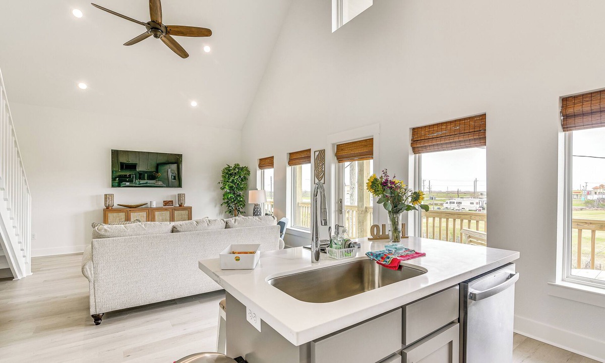 Crystal Beach Cottage | Walk to Crystal Beach: 'the Sandbar Escape'