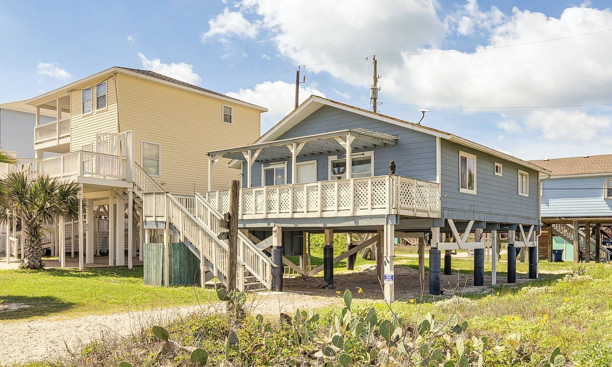 Surfside Beach House | Walk to Gulf: Surfside Beach Home w/Deck