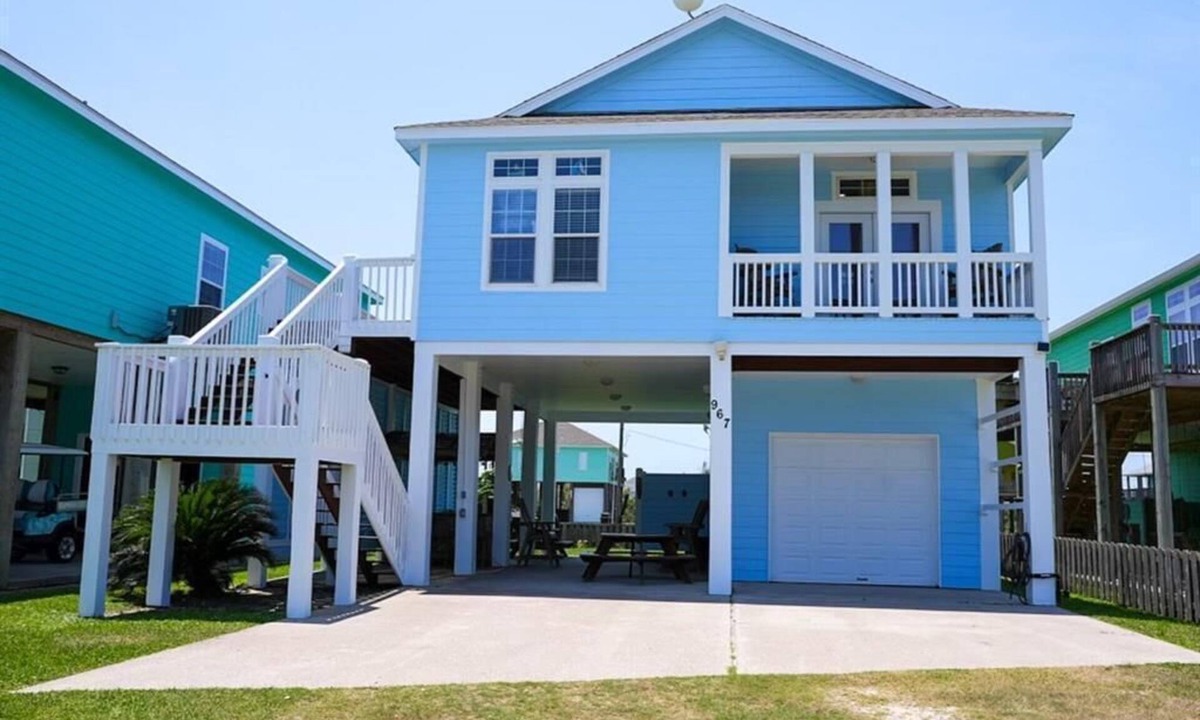 Port Bolivar Cabin | Walk to The Beach! Pet Friendly - King bed