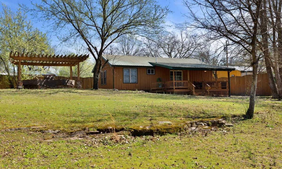 Calico Rock Cabin | White River Fly Fishing Cabin · Creekfront