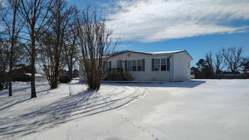 Salesville House | White River Trophy Trout Basecamp, Fire Pit, Boat and RV Parking, Sleeps 10, Norfork Lake 2 Mi