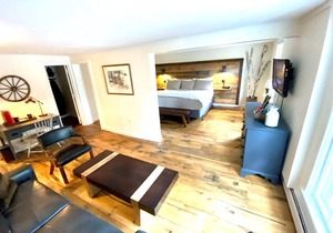 Luxury King Suite, Living Room w/sofa bed and jacuzzi tub