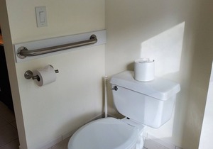 Luxury King w/balcony, accessible