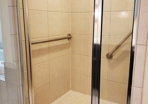 Luxury King w/balcony, accessible
