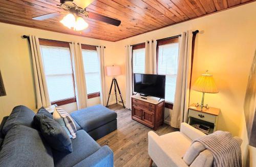 Mid America House | #08 - One Bedroom Lakeview Cottage-Pet Friendly