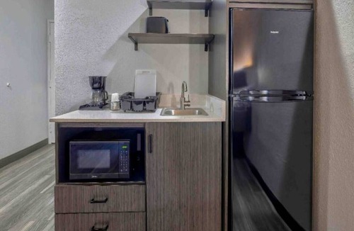 Little Rock Apartment | 1 Queen Bed |Smoking, Kitchen