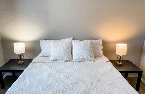 Northwest Corpus Christi Apartment | 10 Min to Downtown - Pet-friendly, TV with Parking