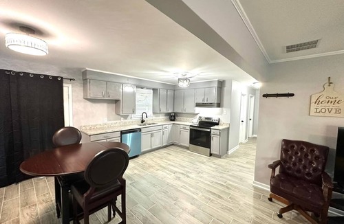 Brownsville House | 10 minutes from Blue Oval - 3 bed 1 bath/Den/Kitchen/Laundry. Furnished