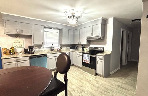 Brownsville House | 10 minutes from Blue Oval - 3 bed 1 bath/Den/Kitchen/Laundry. Furnished