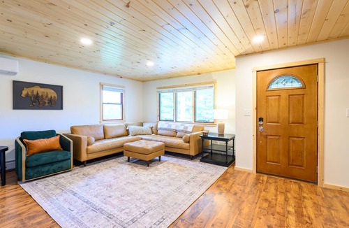 Jay House | 100 Private Acres, Mountain Views, Local Coffee Provided, Dog Friendly
