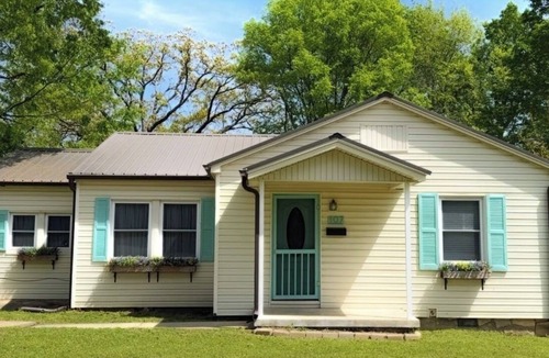 Batesville House | 107 Cottage-Spacious 4BR Cottage-Fenced Yard + Office-Near Lyon & Downtown