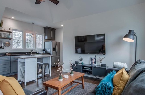 Historic Waverly Apartment | 12 South Loft Walk to Coffee and Murals plus King Bed