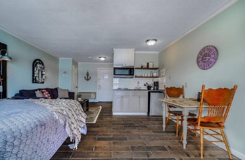 Hot Springs Hotel | #17 The Cove - King Room (pet-friendly)