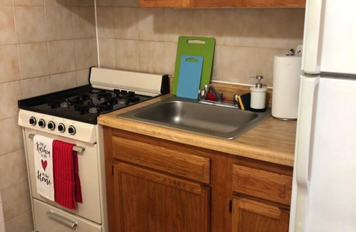 North Bergen Apartment | 1721 2H · Pop Art Studio-20min to Time SquareParking Avail