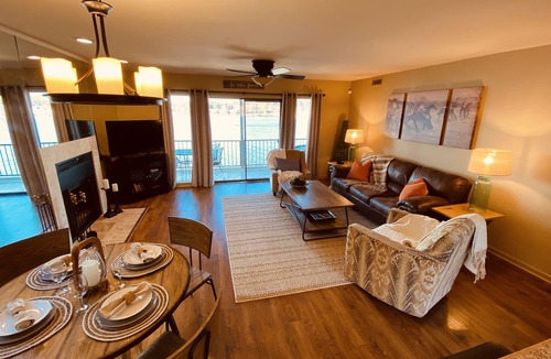 Lake Hamilton Condo | 2 bedroom lakefront Lake Hamilton condo with boat slip, minutes to Oaklawn.