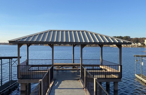 Lake Hamilton Condo | 2 bedroom lakefront Lake Hamilton condo with boat slip, minutes to Oaklawn.