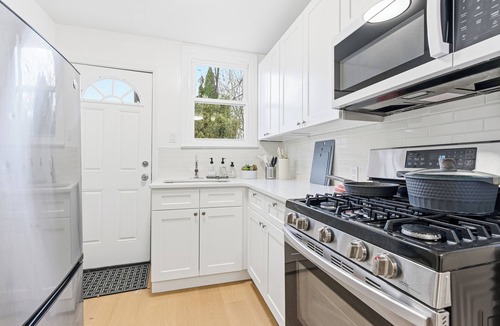 Harrison Apartment | 2 bedrooms w/big living room easy to PATH and EWR