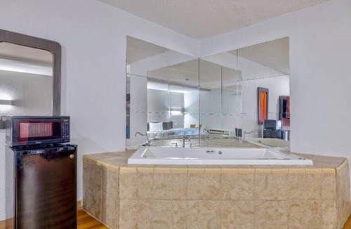 Little Rock Apartment | 2 Full Beds|Nsmk|Kitchen