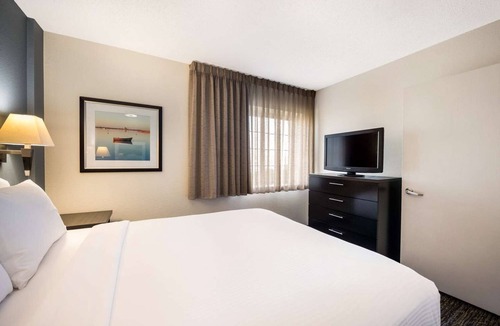 Morris Plains Hotel | 2 Spacious Suites w/Laundry and Full Kitchen and Near NYC Access
