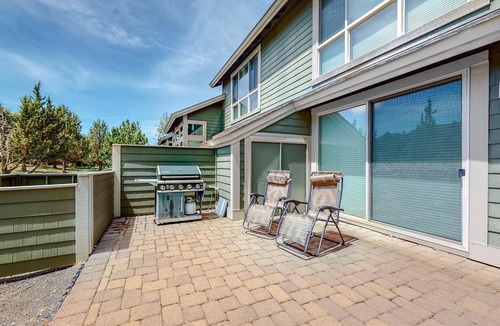 Redmond Condo | 2-Story Home withPatio, Gas Grill, Gas Fireplace, Free WiFi, Shared Pools, Hot Tub