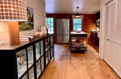Eureka Springs House | 2 Stylish Cabins 1 Stunning Property 6 Guests